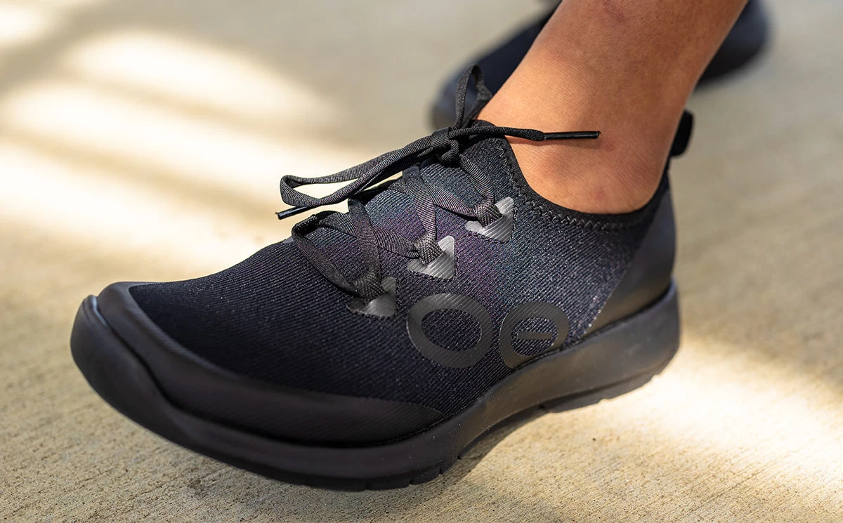 OOfos Women's OOmg Sport LS Low Shoe - Black - Image 3